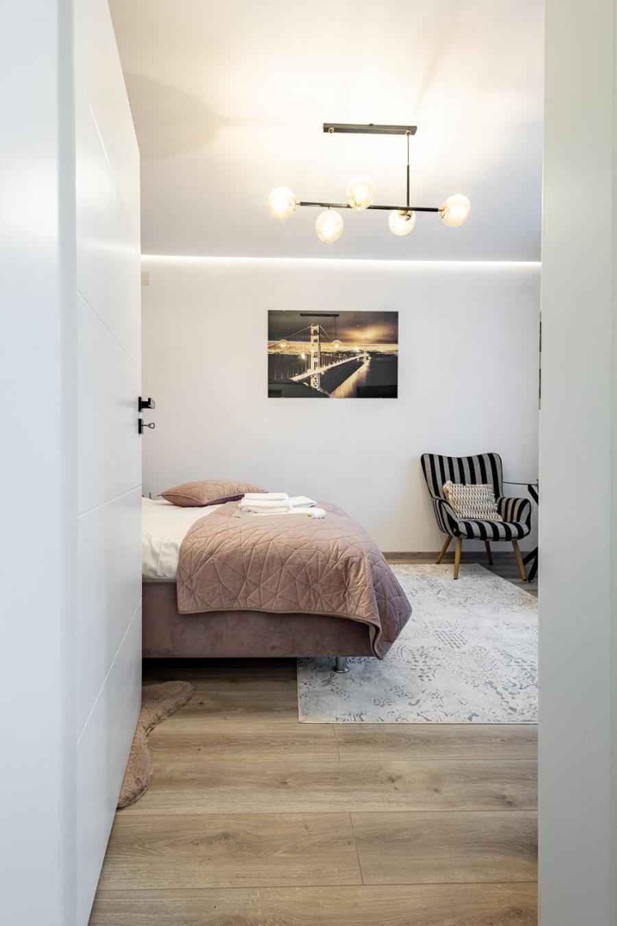 Lola'S Studio Brasov Luaran gambar